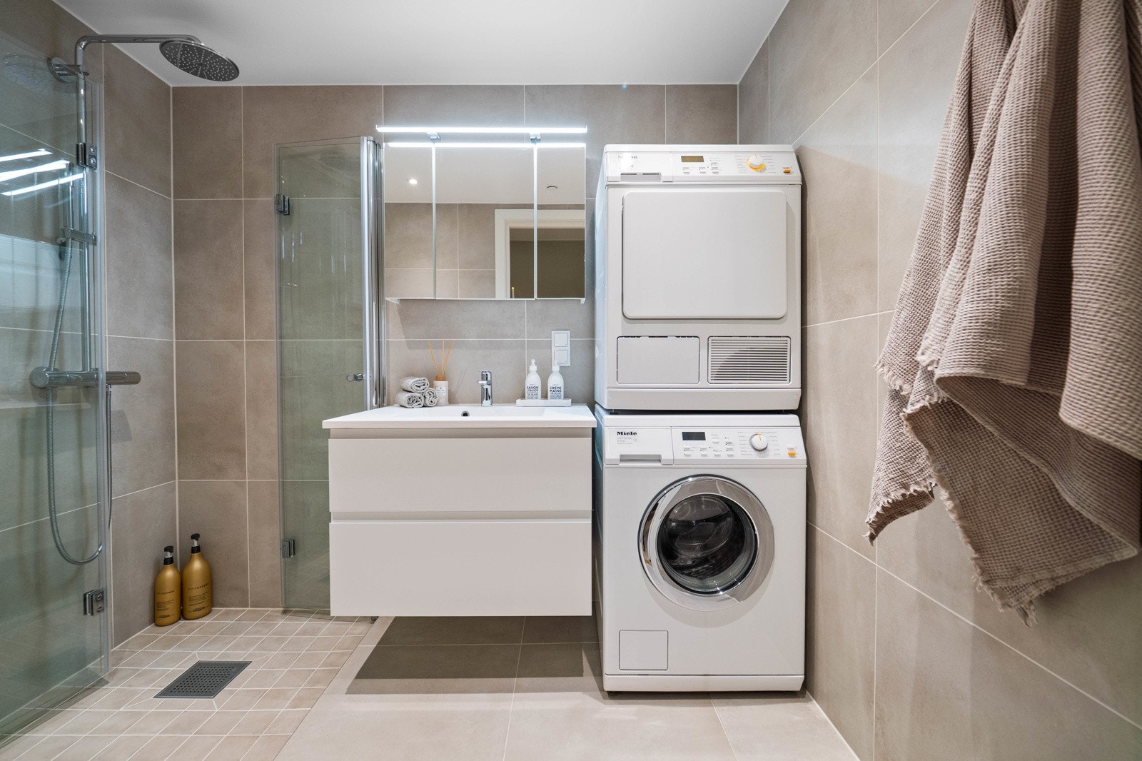 Leiligheten har to delikate bad. Et med adkomst fra gangen og et i tilknytning til to av soverommene. Galleribilde