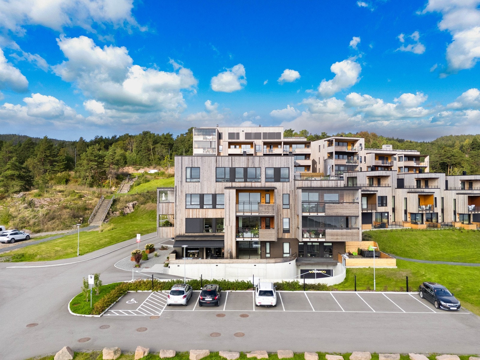 Det er ca 1,5 km inn til Tofte sentrum med det meste man måtte ønske seg av restauranter, blomsterbutikk, klesbutikk, dagligvare, apotek, frisører, vinmononpol, legekontor, tannlege, kiropraktor og bensinstasjon. Galleribilde