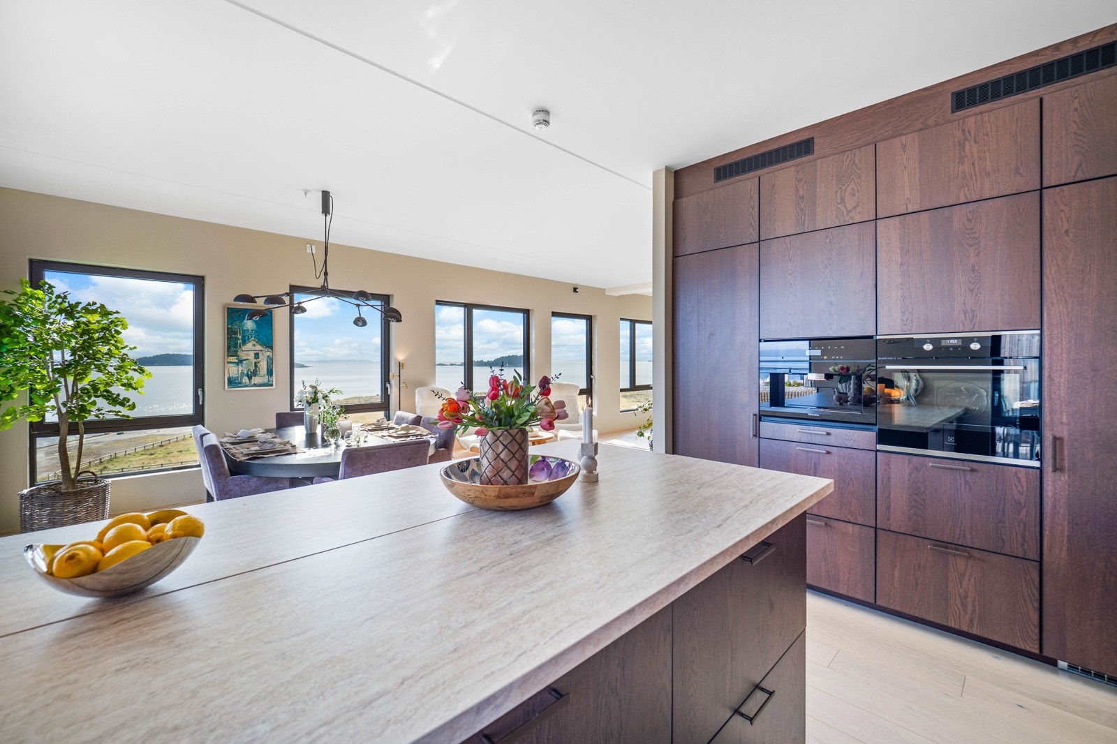 Integrert stekeovn, induksjon platetopp med integrert ventilator. Integrert oppvaskmaskin, kjøleskap, fryseskap og kaffemaskin. Kjøkkenøy. Galleribilde