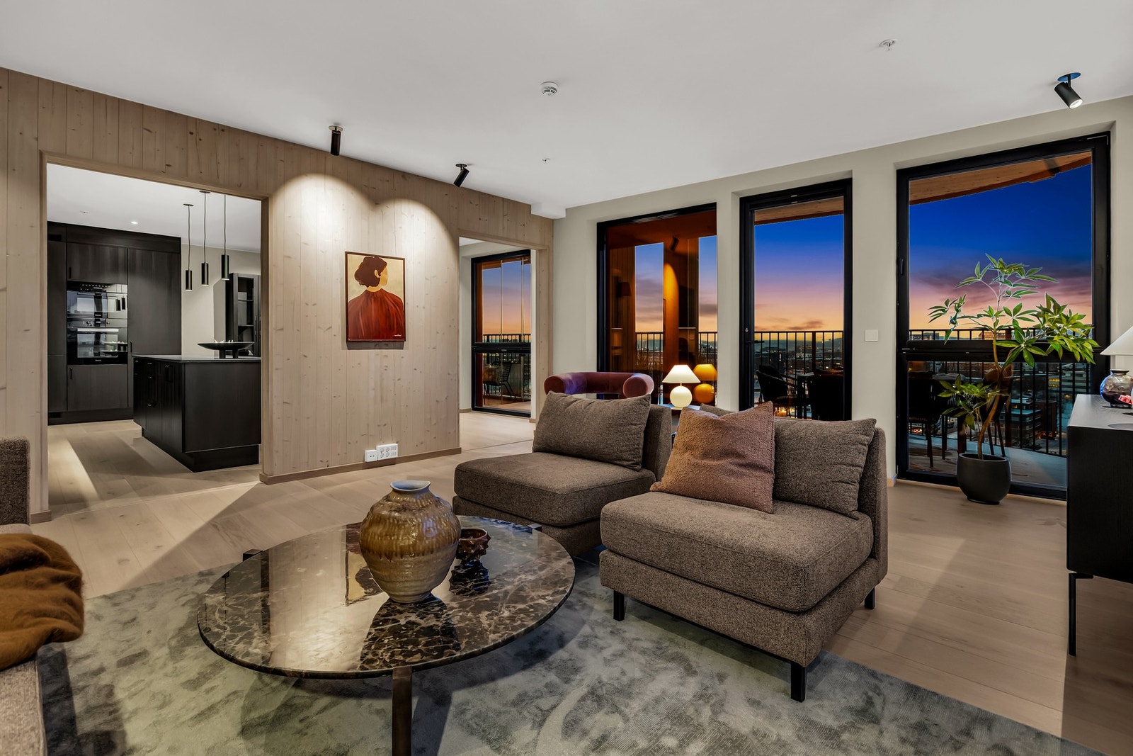 Rålekker topp- og endeleilighet med stor hjørnebalkong og vidstrakt utsikt Galleribilde