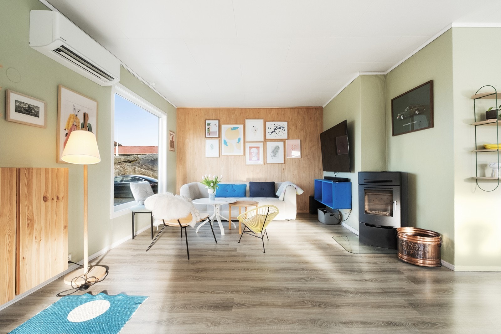 Romslig stue med både varmepumpe og vedovn montert. Galleribilde