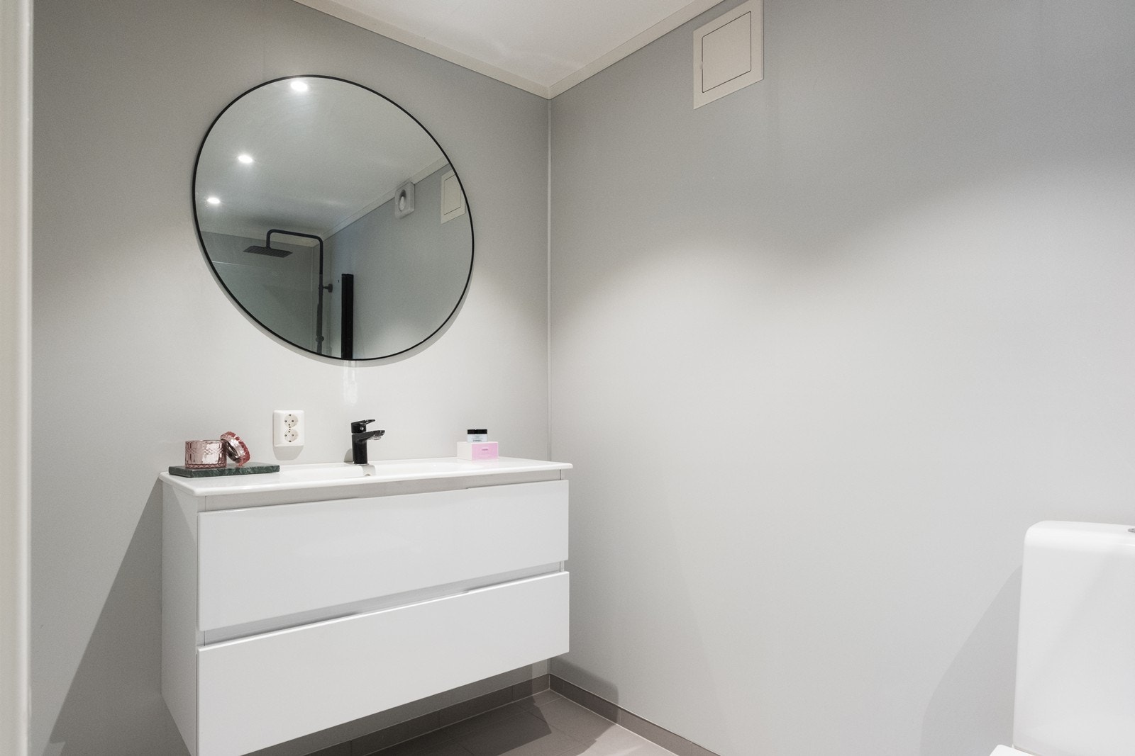 Badet er utstyrt med lys baderomsinnredning med slette front og heldekkende servant. Galleribilde