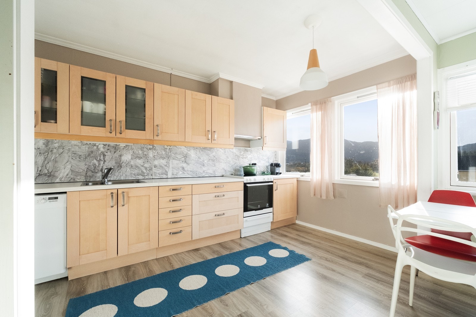 Kjøkkenet har ventilator med avtrekk ut av boligen, og opplegg til frittstående hvitevarer. Galleribilde