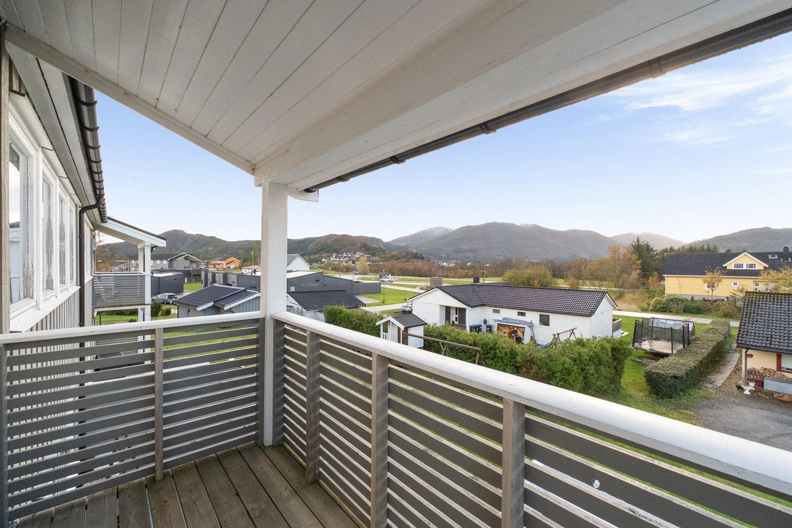 Utsikt mot fjell og nærliggende områder fra verandaen gir et naturskjønt perspektiv. Galleribilde