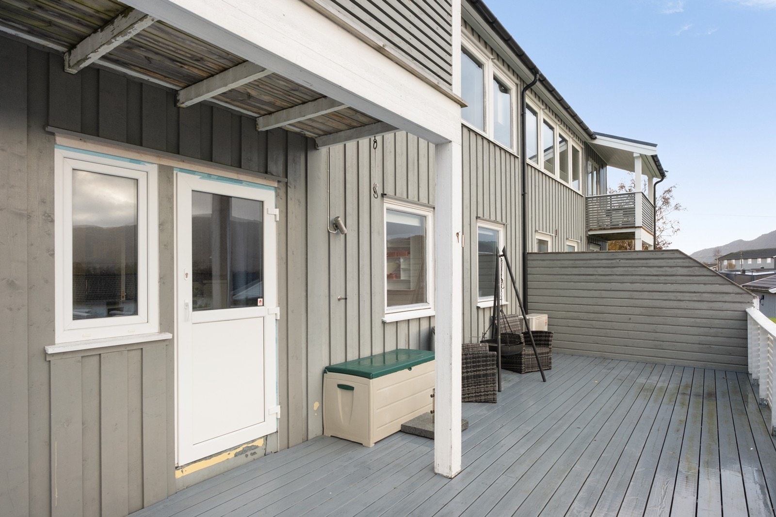 Markterrassen er sørvendt og man har god plass til både lek og avslapning. Galleribilde