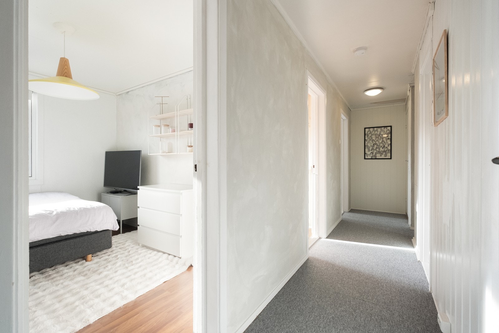 I gangen i sokkeletasjen har man soverommene på ene siden og bad og vaskerom på andre siden. Galleribilde