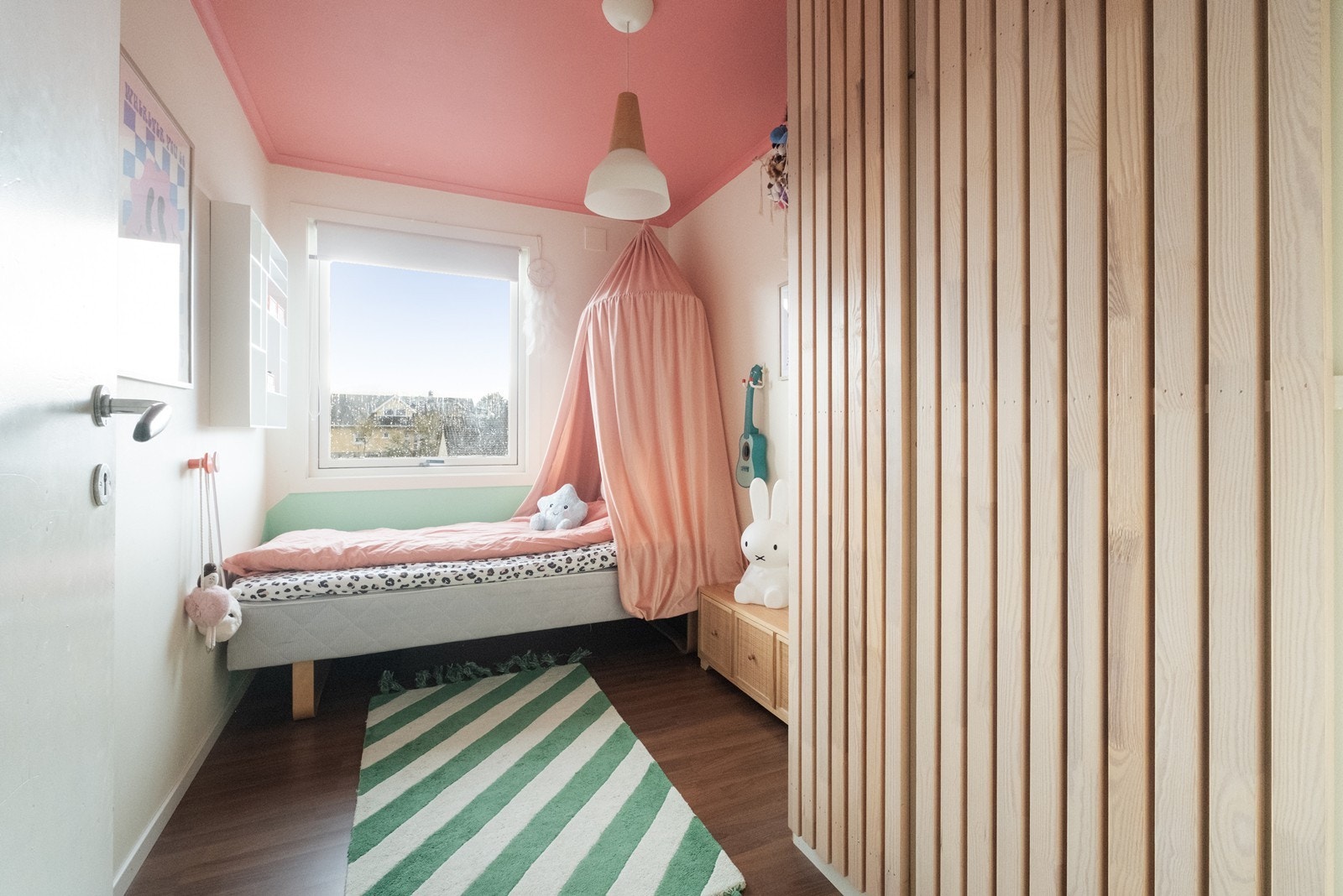 Soverom 2 med laminatgulv og malte vegger og panelt skap. Galleribilde