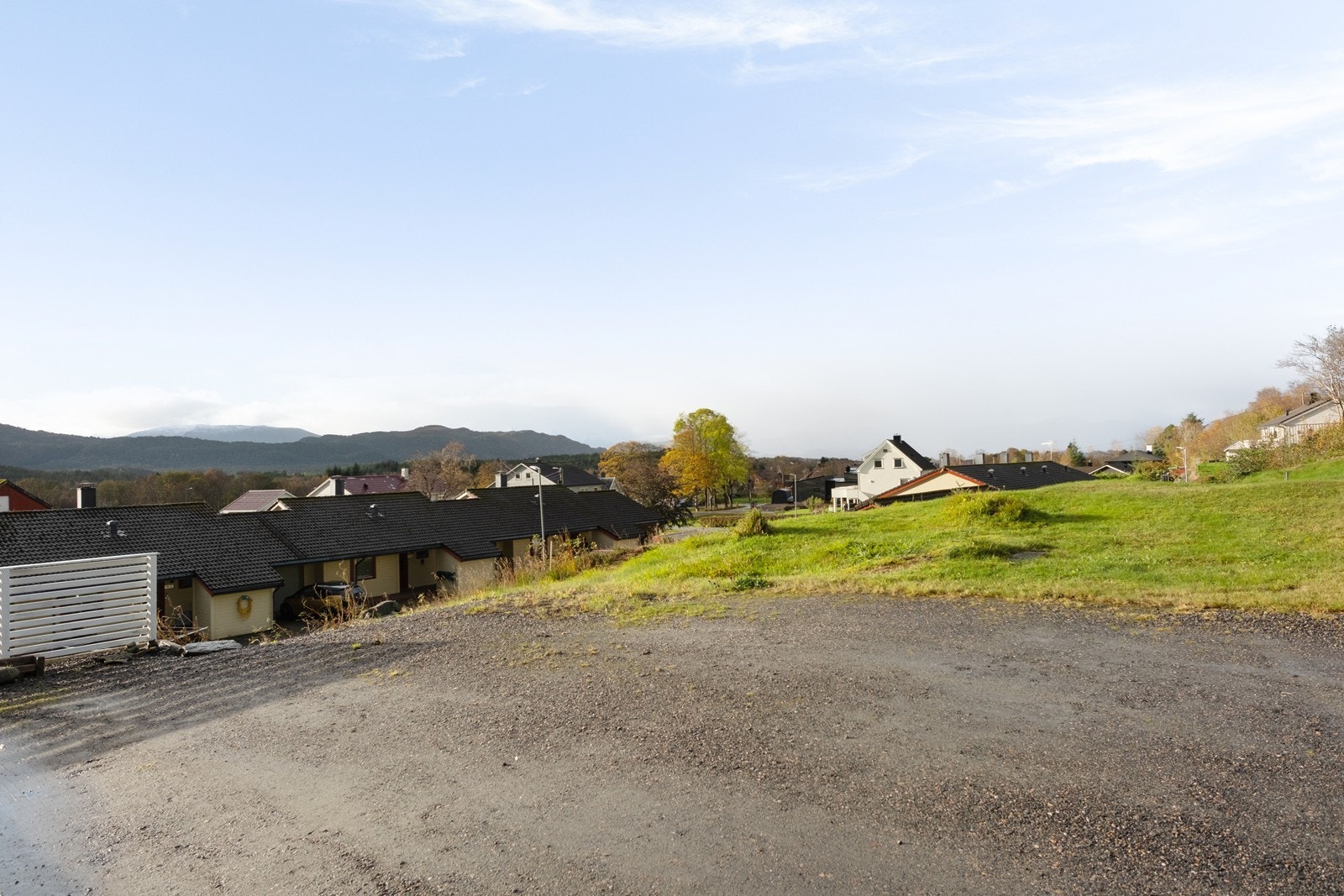 Felles gruslagt parkeringsområde gir plass til flere kjøretøy og enkel adkomst til boligen. Galleribilde