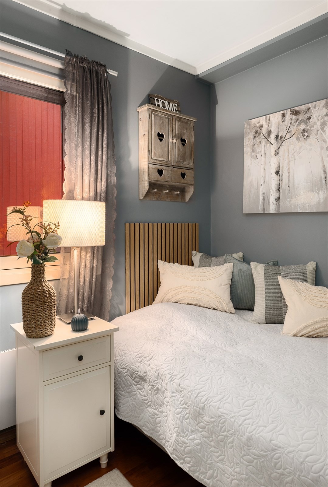 En plassbesparende skyvedør inn til soverommet utnytter arealet optimalt. Galleribilde