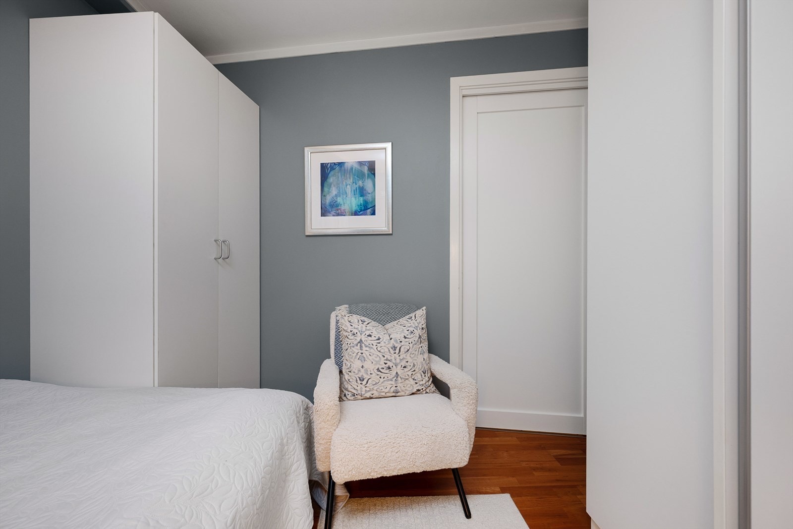 Her er det gode muligheter for oppbevaring i garderobeskap. Galleribilde