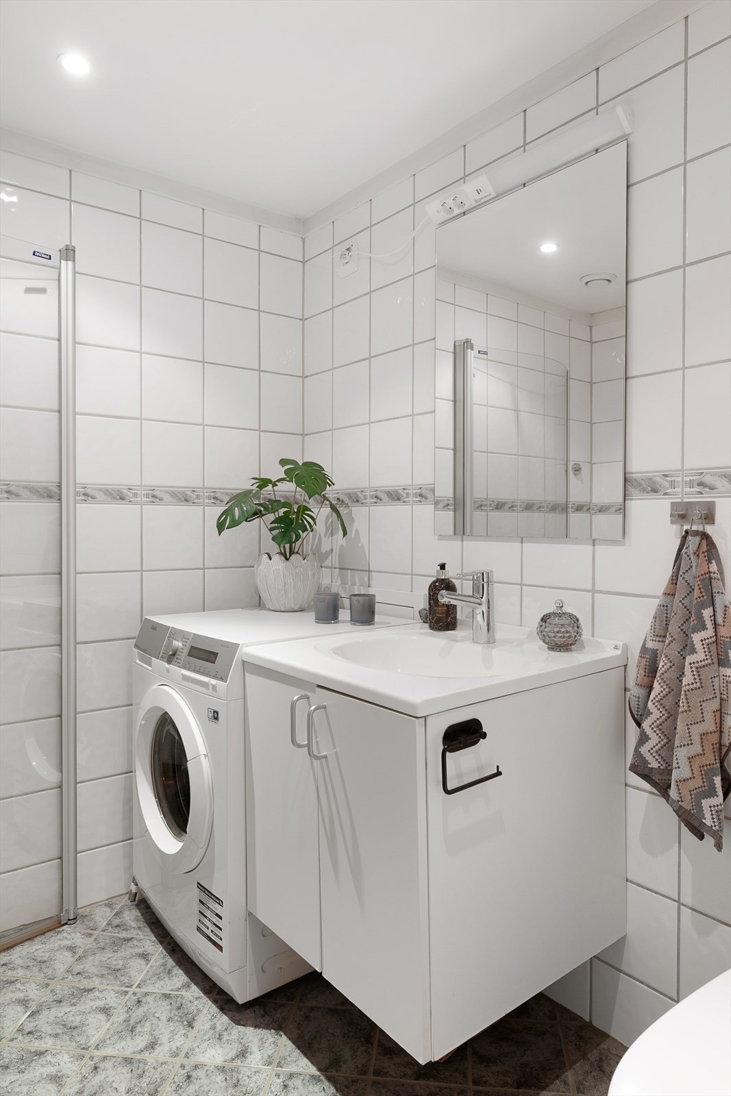 Det er tilrettelagt med plass og opplegg for vaskemaskin på badet. Galleribilde