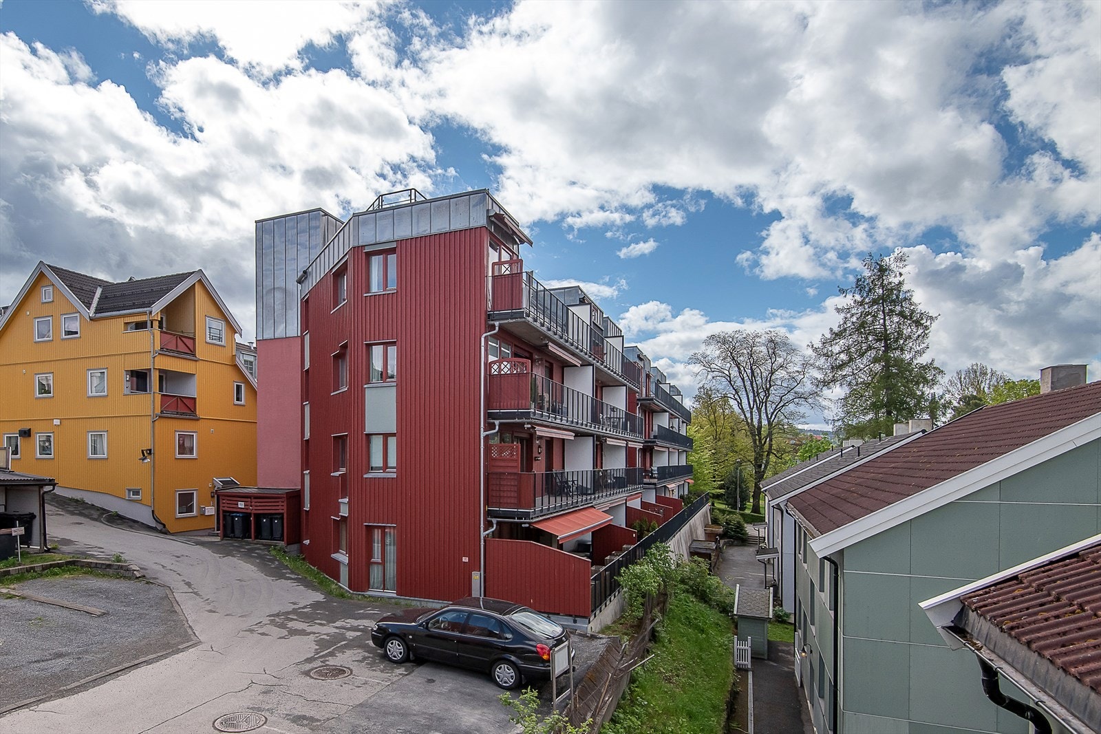 Bygget er fra 2006 og har fasader i panelkledning og pusset betong. Galleribilde