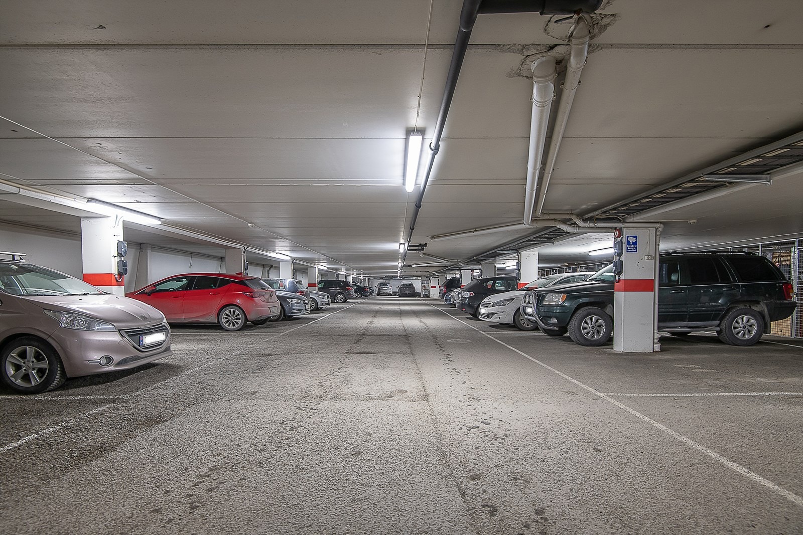 Det medfølger én parkeringsplass i felles garasjeanlegg og en bod i kjeller. Galleribilde