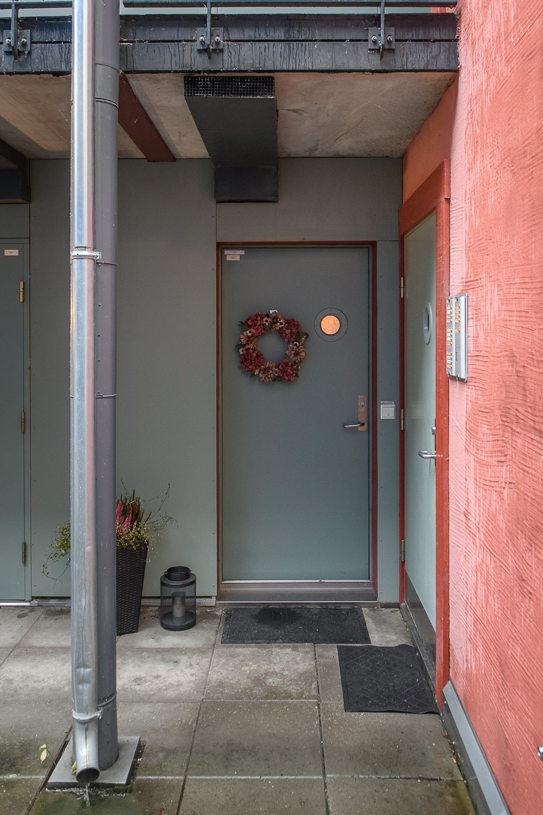 Egen inngang fra svalgang gir en privat adkomst til leiligheten. Galleribilde