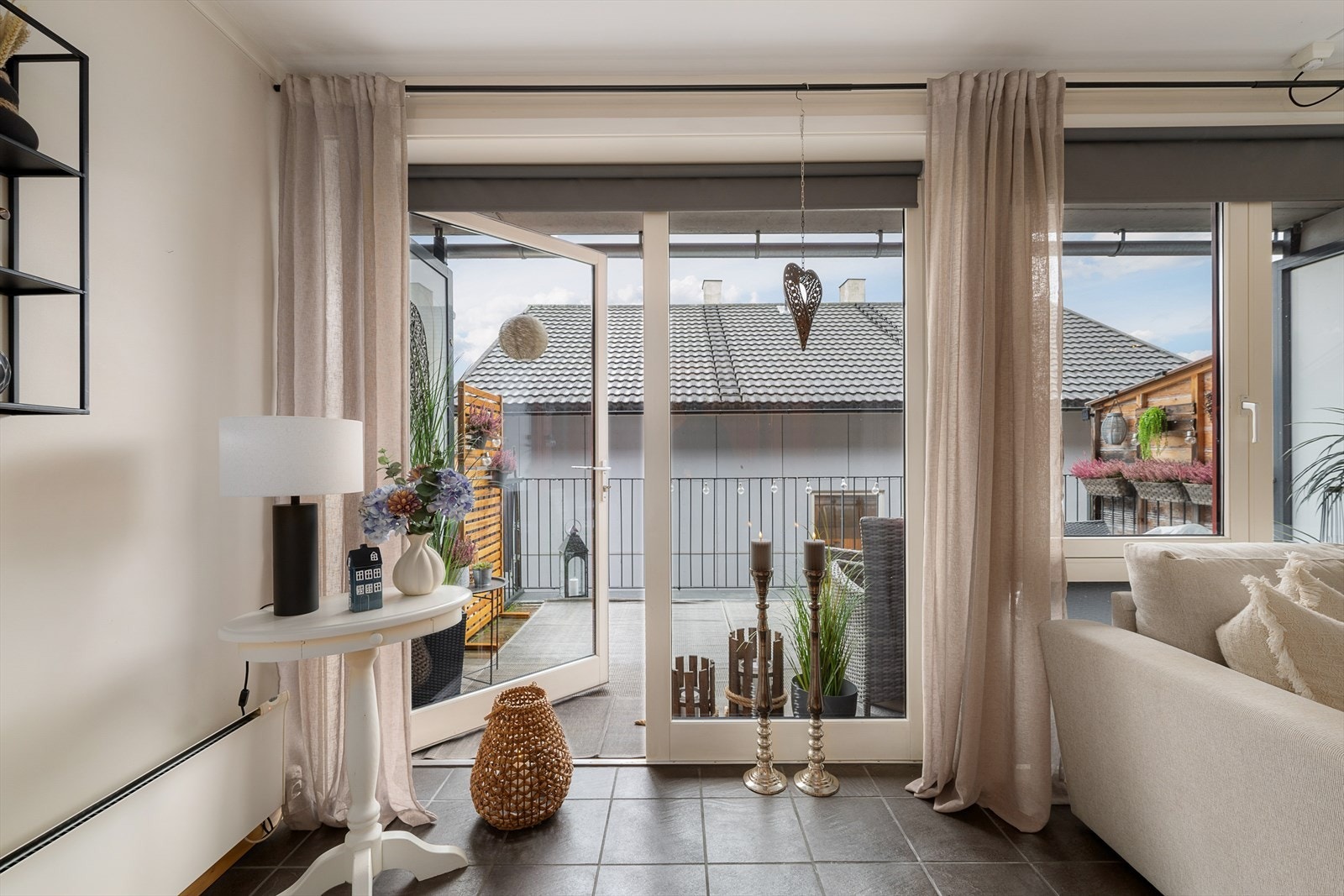 Verandadøren slipper inn lys og gir enkel tilgang til uteplassen. Galleribilde