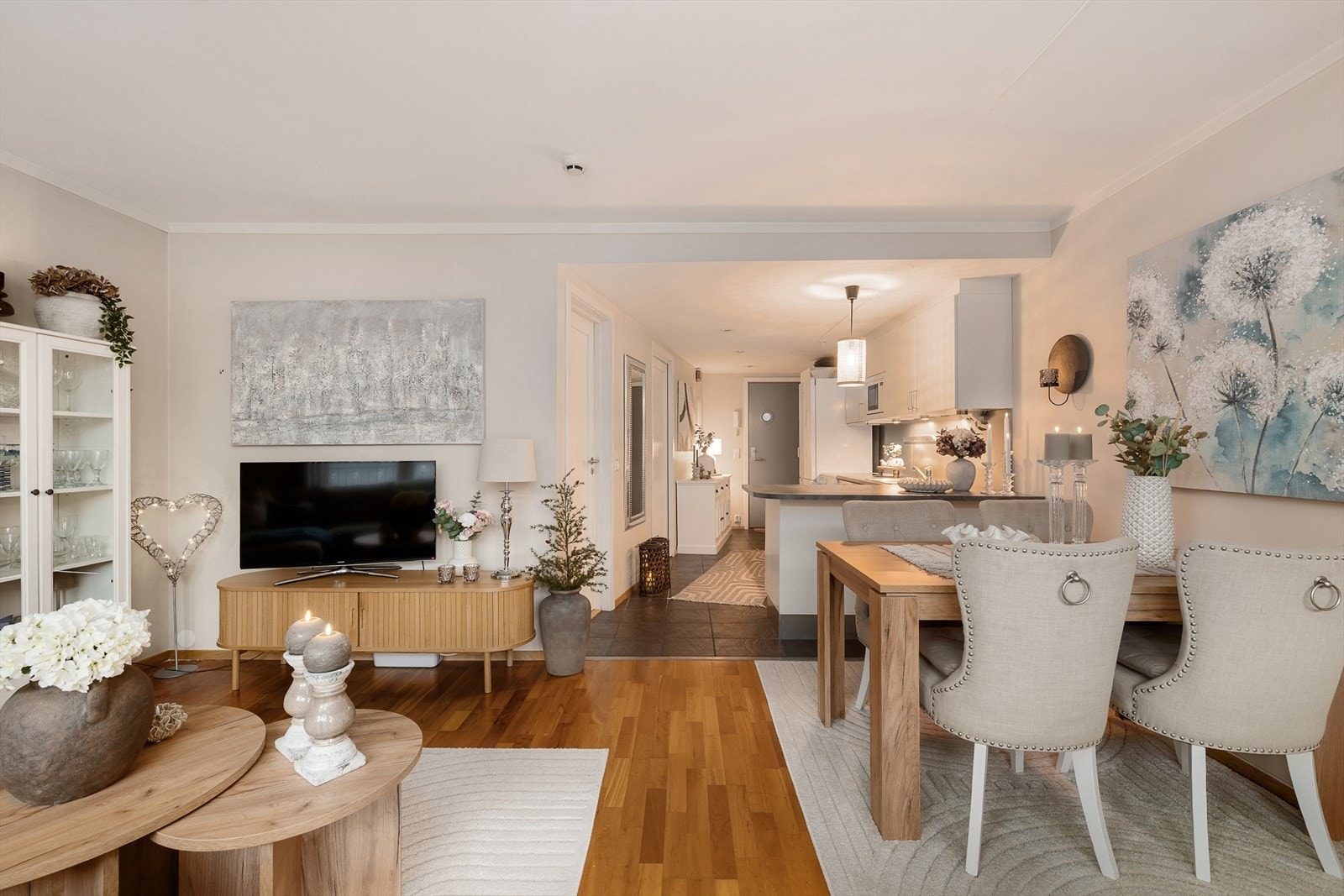 Stuen har parkettgulv og god plass til både sofagruppe og spisebord. Galleribilde