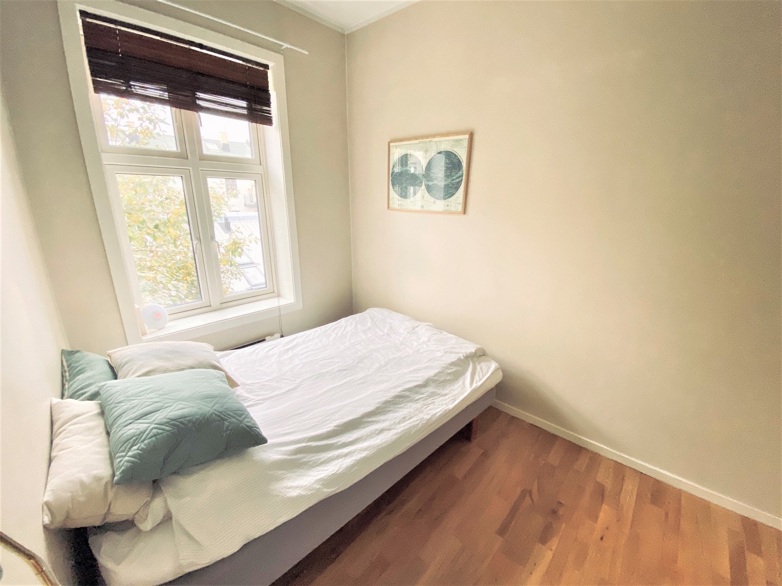 God plass til seng og garderobe. Galleribilde