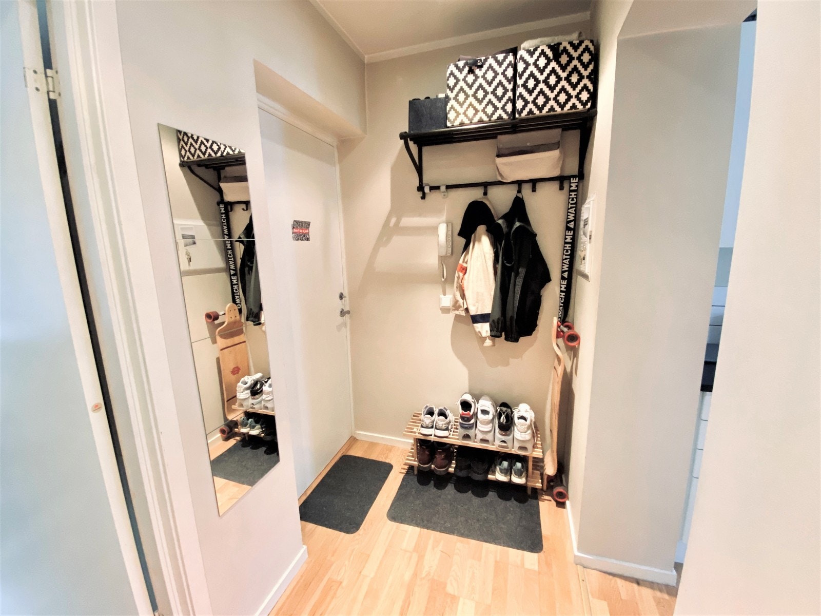 Praktisk entré med plass til oppbevaring. Galleribilde