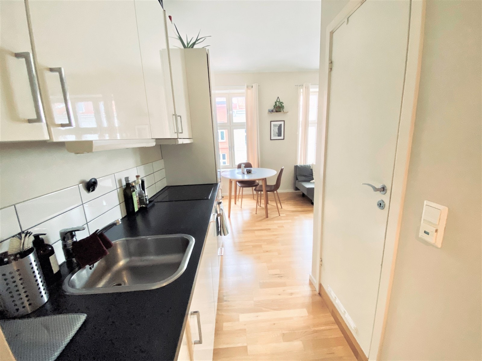 Moderne kjøkken med integrerte hvitevarer. Galleribilde