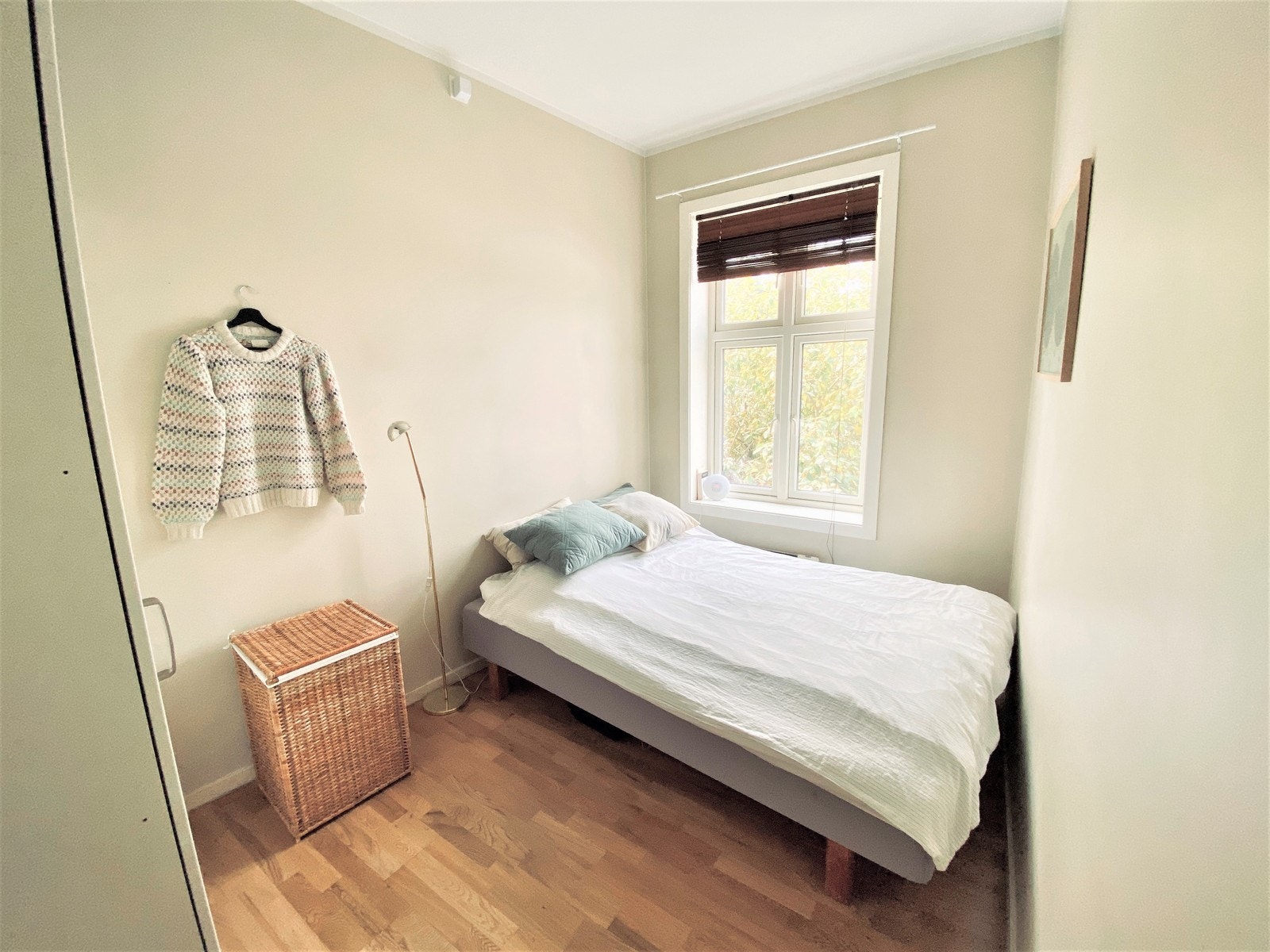 Romslig soverom vendt mot stille bakgård. Galleribilde