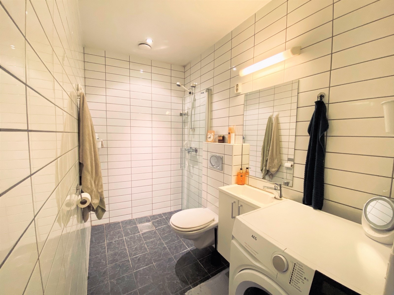 Moderne bad med varmekabler. Galleribilde