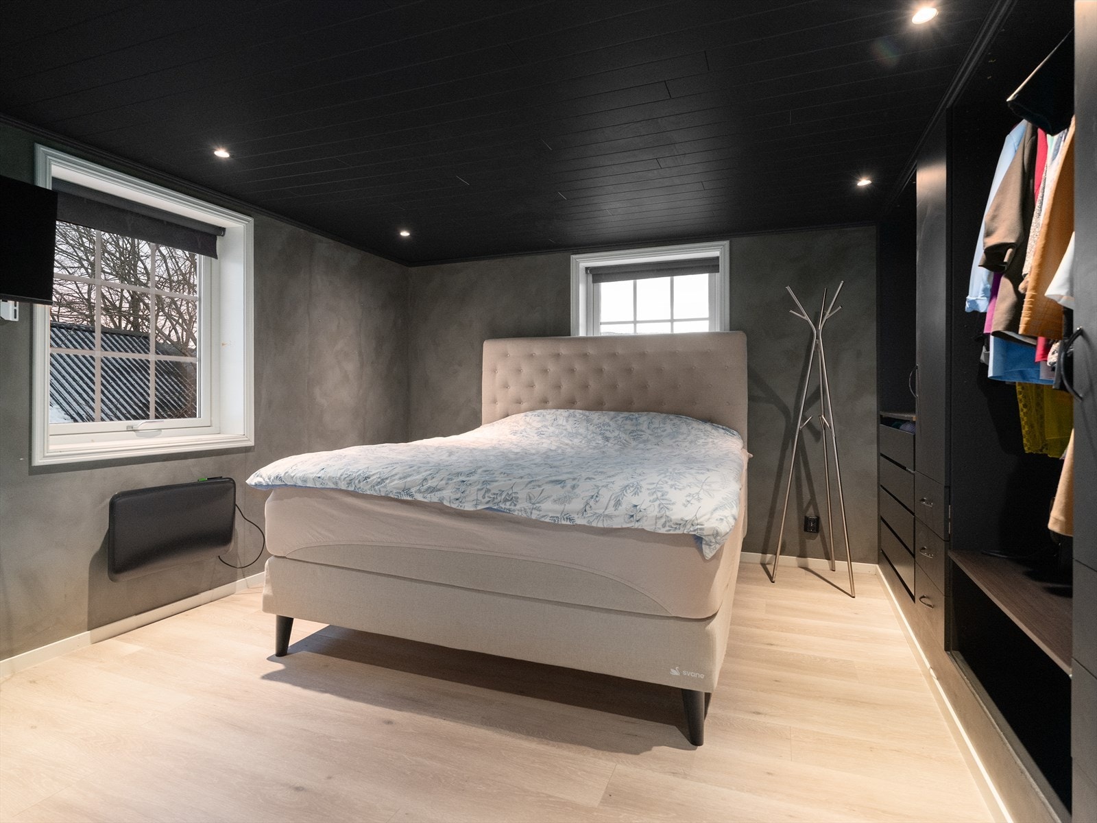 Det er god plass til dobbeltseng og garderobeløsning på soverommet Galleribilde