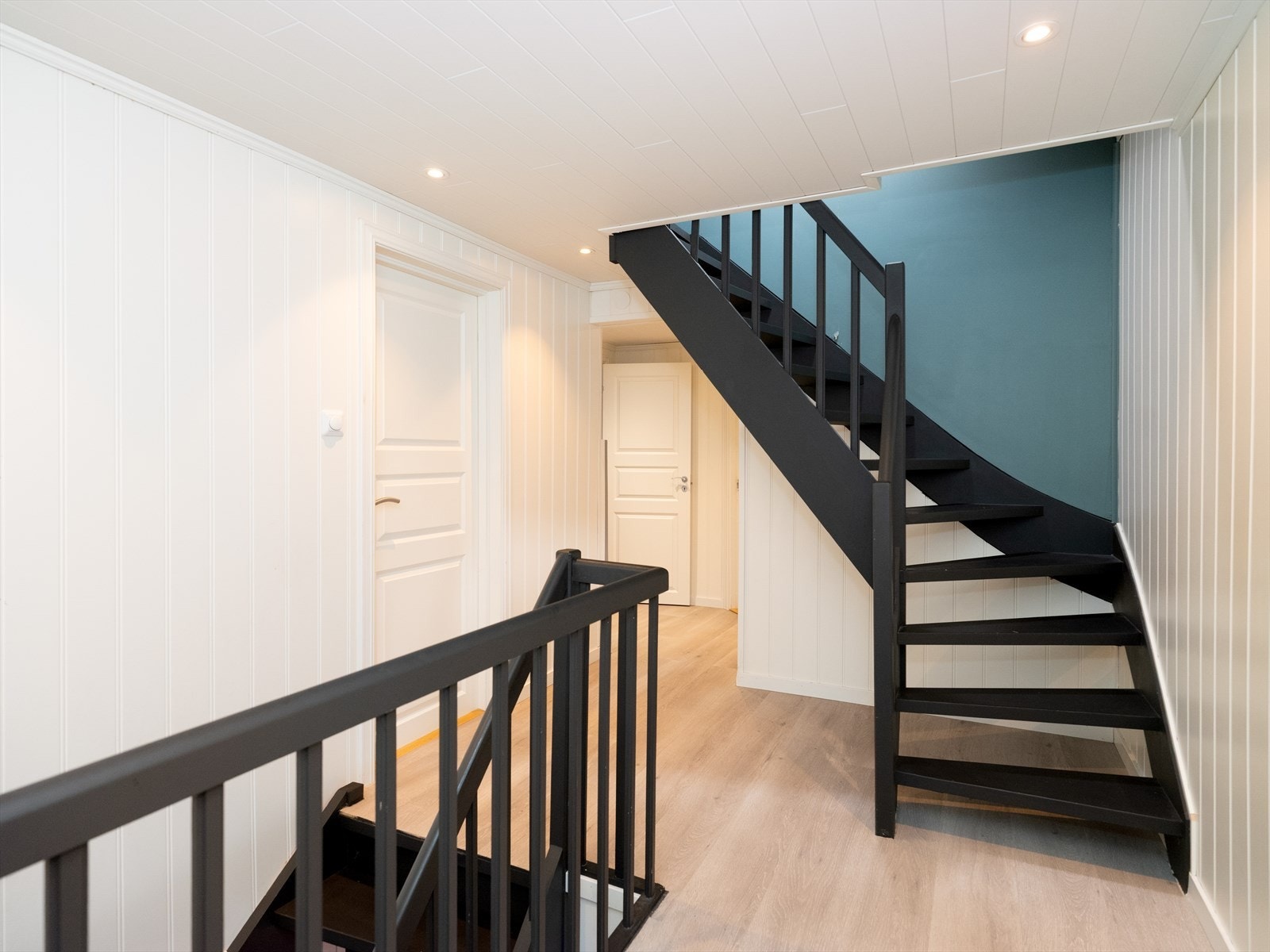 Innbydende gang med elegant trappeløsning Galleribilde