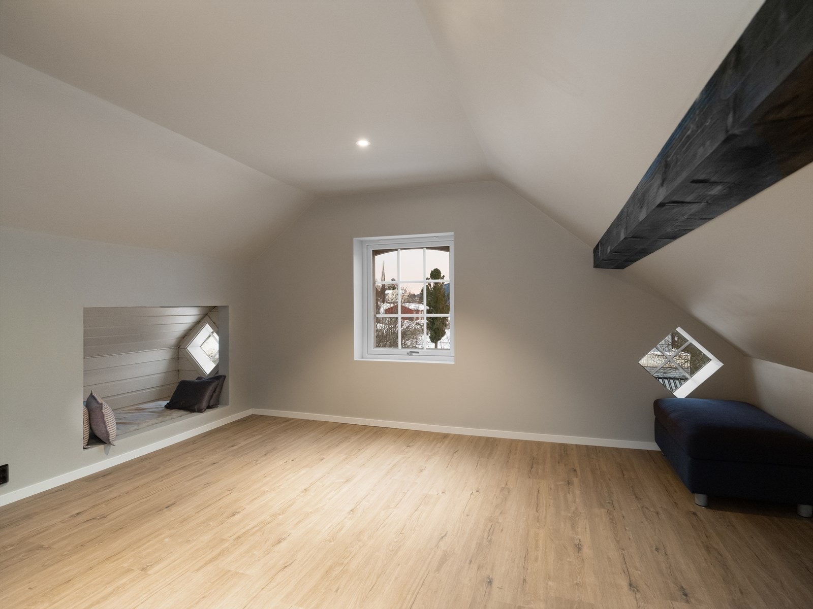 Loftstue perfekt som ekstra oppholdsrom eller koselig TV-krok Galleribilde