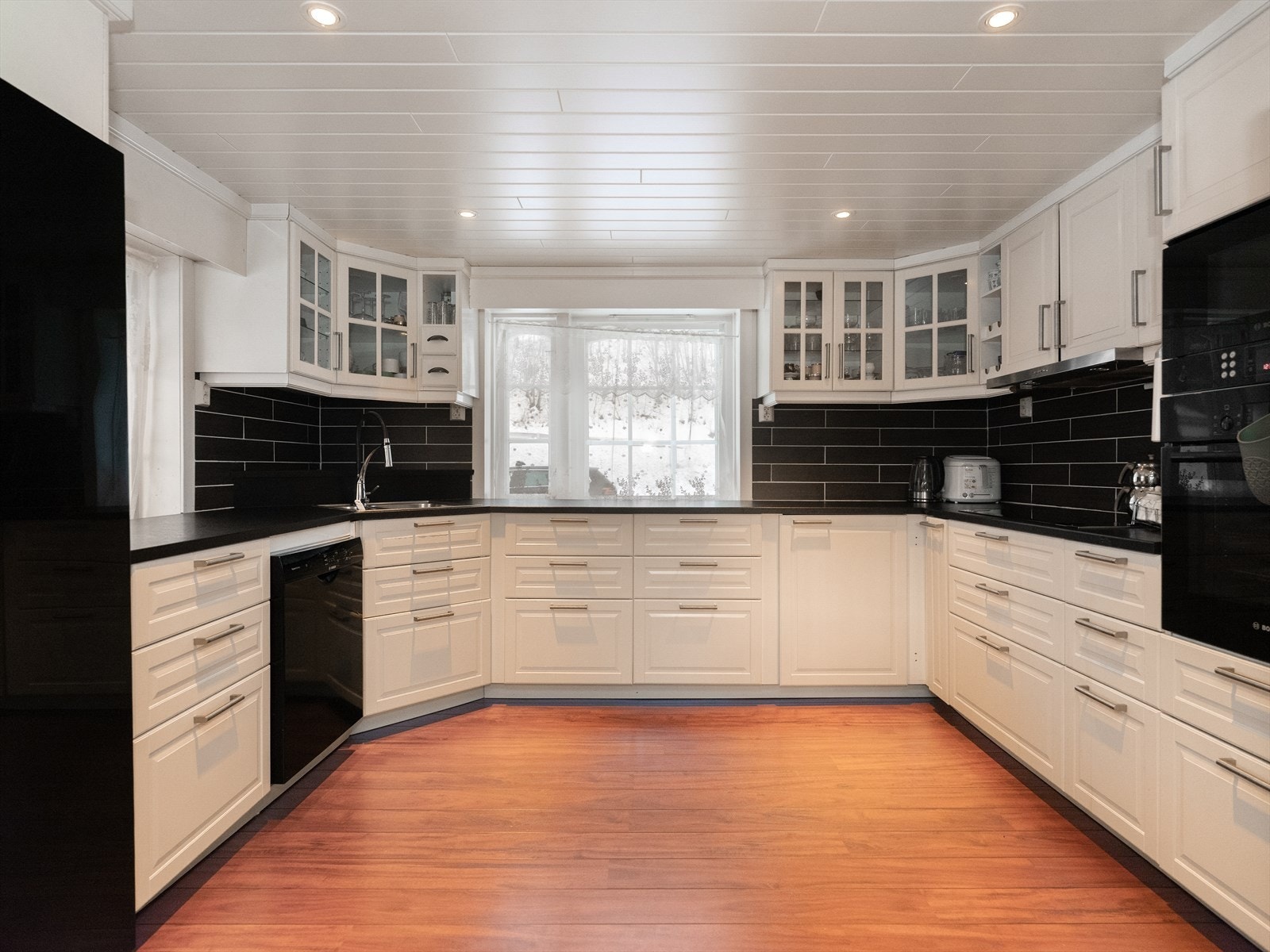 Kjøkkenet byr på smarte oppbevaringsløsninger og en effektiv arbeidsflate Galleribilde