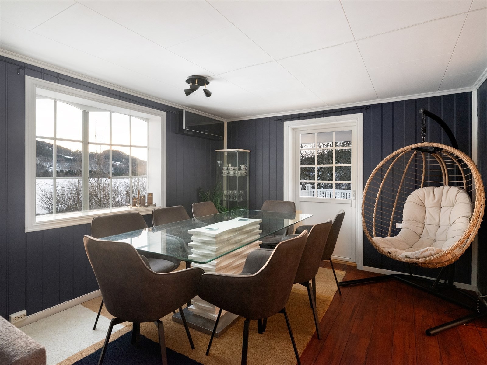 Effektiv oppvarming med både varmepumpe og vedovn Galleribilde