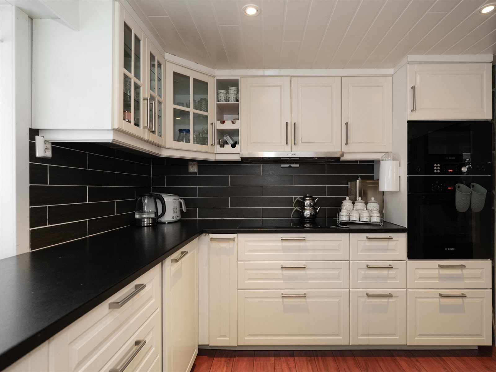 Kjøkken med integrerte hvitevarer som gir et stilrent og helhetlig uttrykk Galleribilde