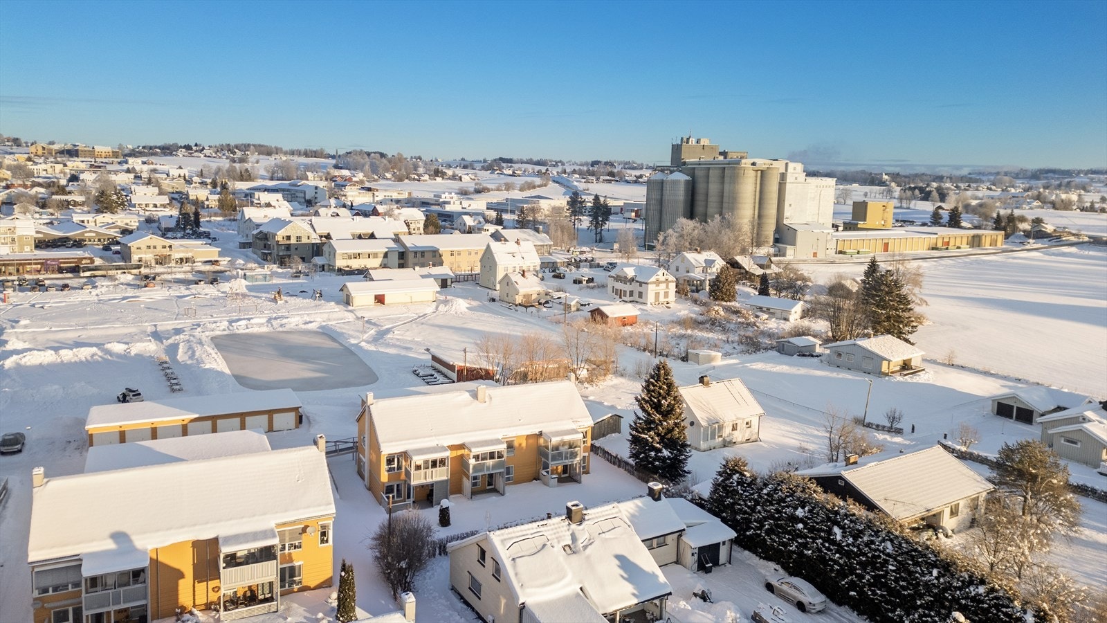 Boligbebyggelse/ leiligheter, landbrukseiendommer og næringsbygg i området rundt. Galleribilde