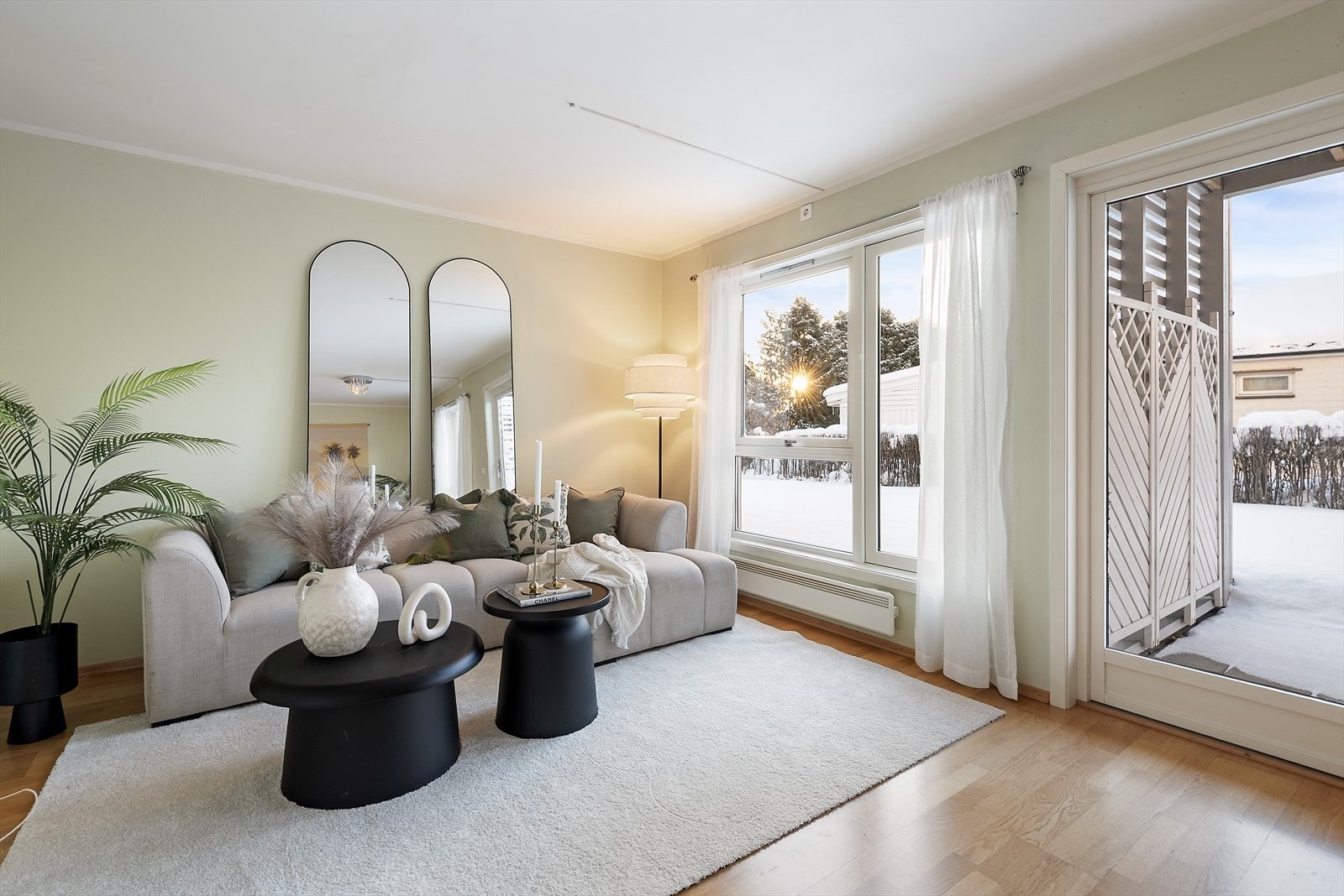 Store vindusflater slipper godt med dagslys inn. Galleribilde