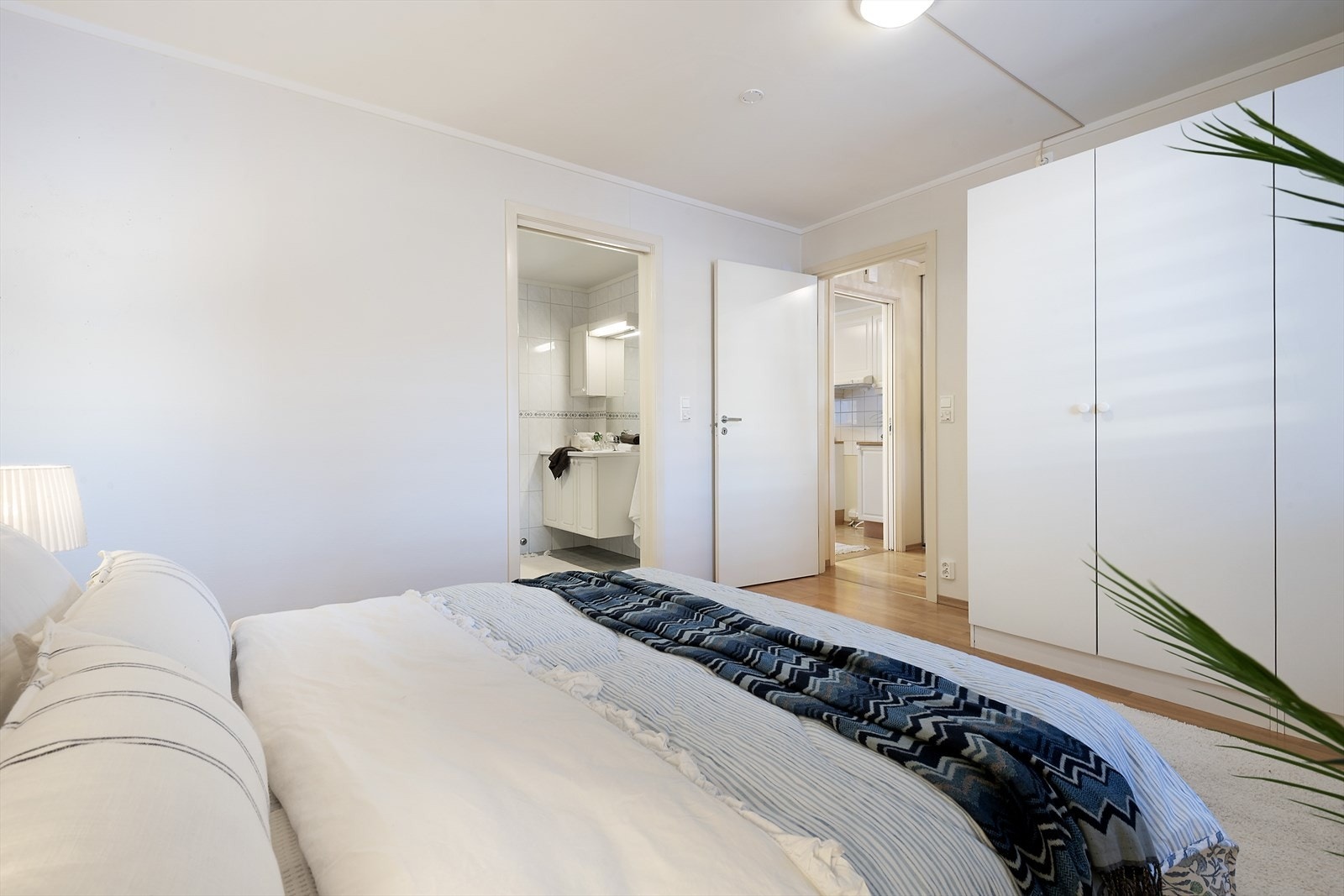 Plass til garderobeskap på soverommet. Galleribilde