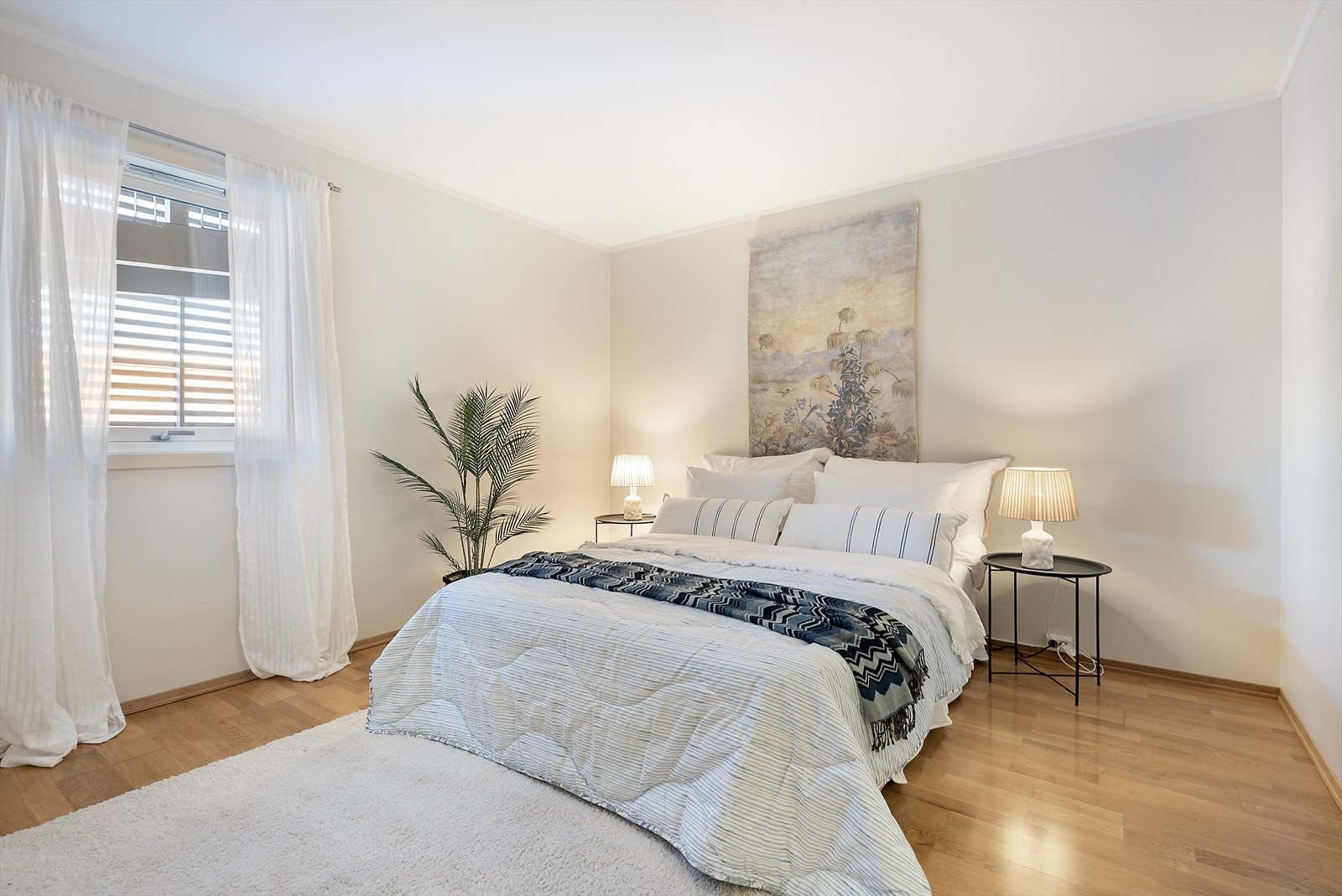 Romslig soverom i et lyst fargevalg. Galleribilde