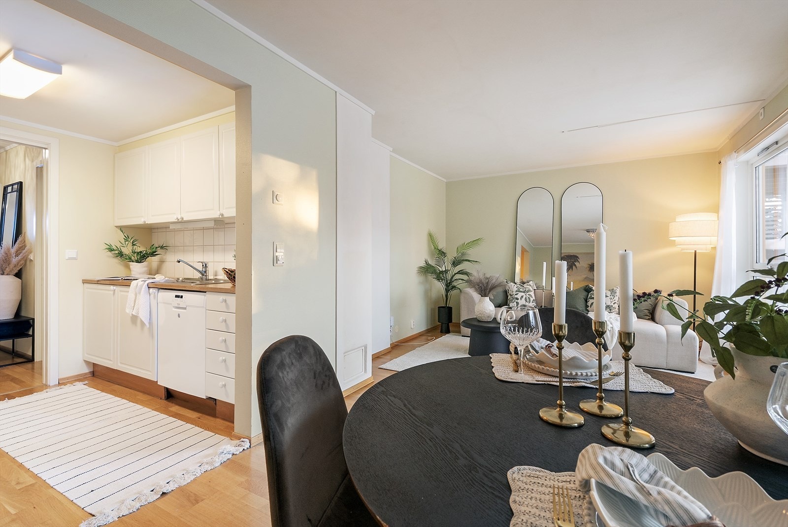 Åpen løsning mellom kjøkken og stue. Galleribilde