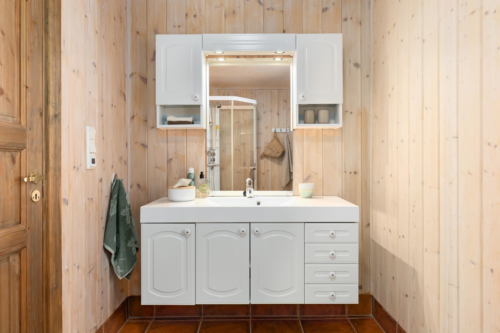 Pent og funksjonelt bad med servantinnredning, speilskap og god oppbevaringsplass. Galleribilde