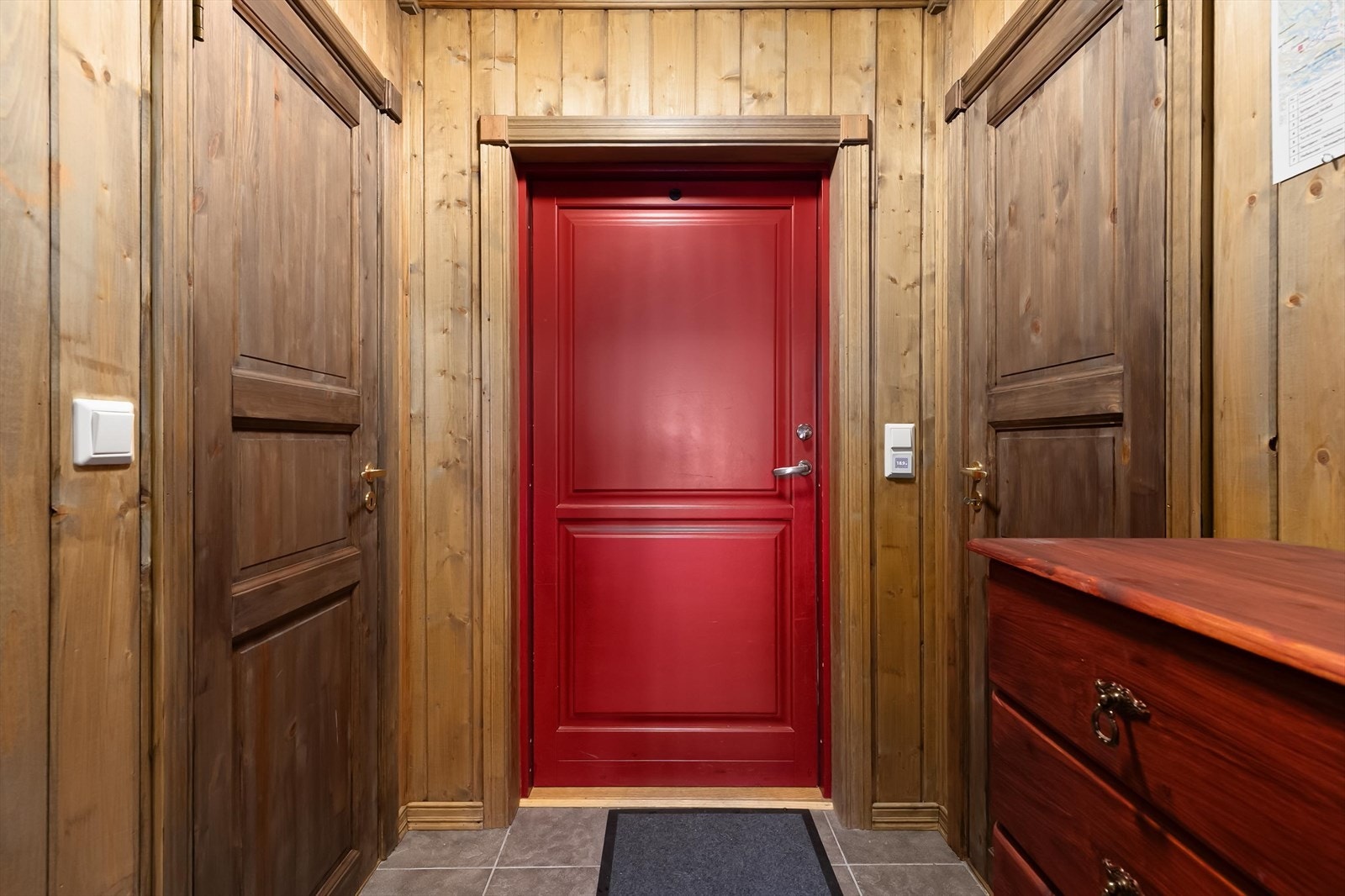 Inngangsparti med adkomst til bod og teknisk rom/bod på hver sin side. Galleribilde