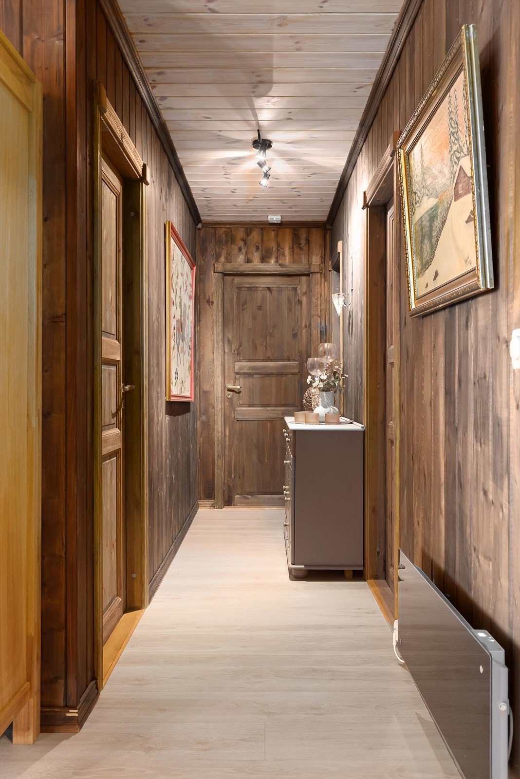 Gang som binder oppholdsrom og soveromsavdeling sammen, med praktisk adkomst til bad og øvrige rom. Galleribilde