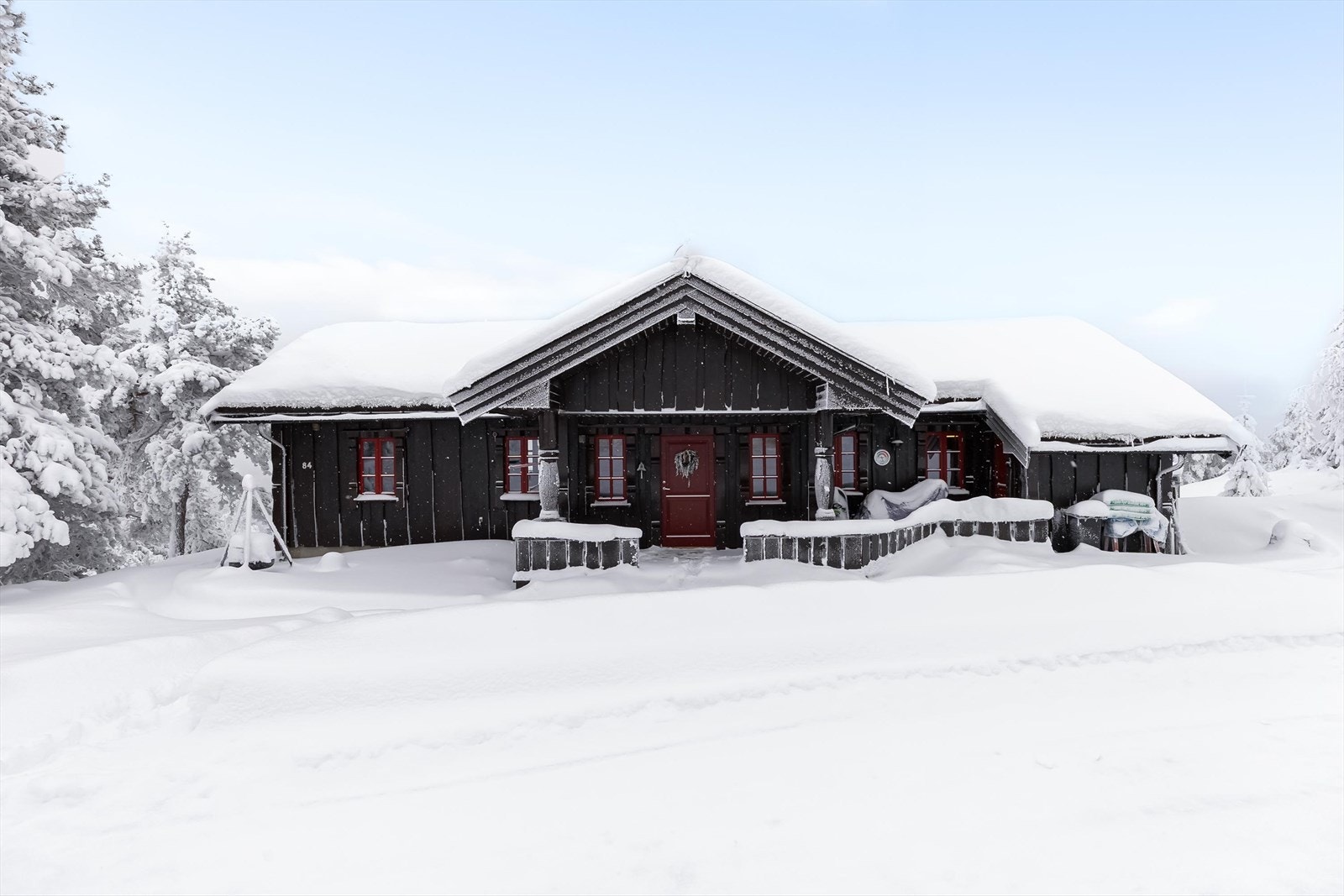 Sjarmerende hytte med tradisjonell stil og idyllisk beliggenhet i vinterkledd fjellandskap. Galleribilde