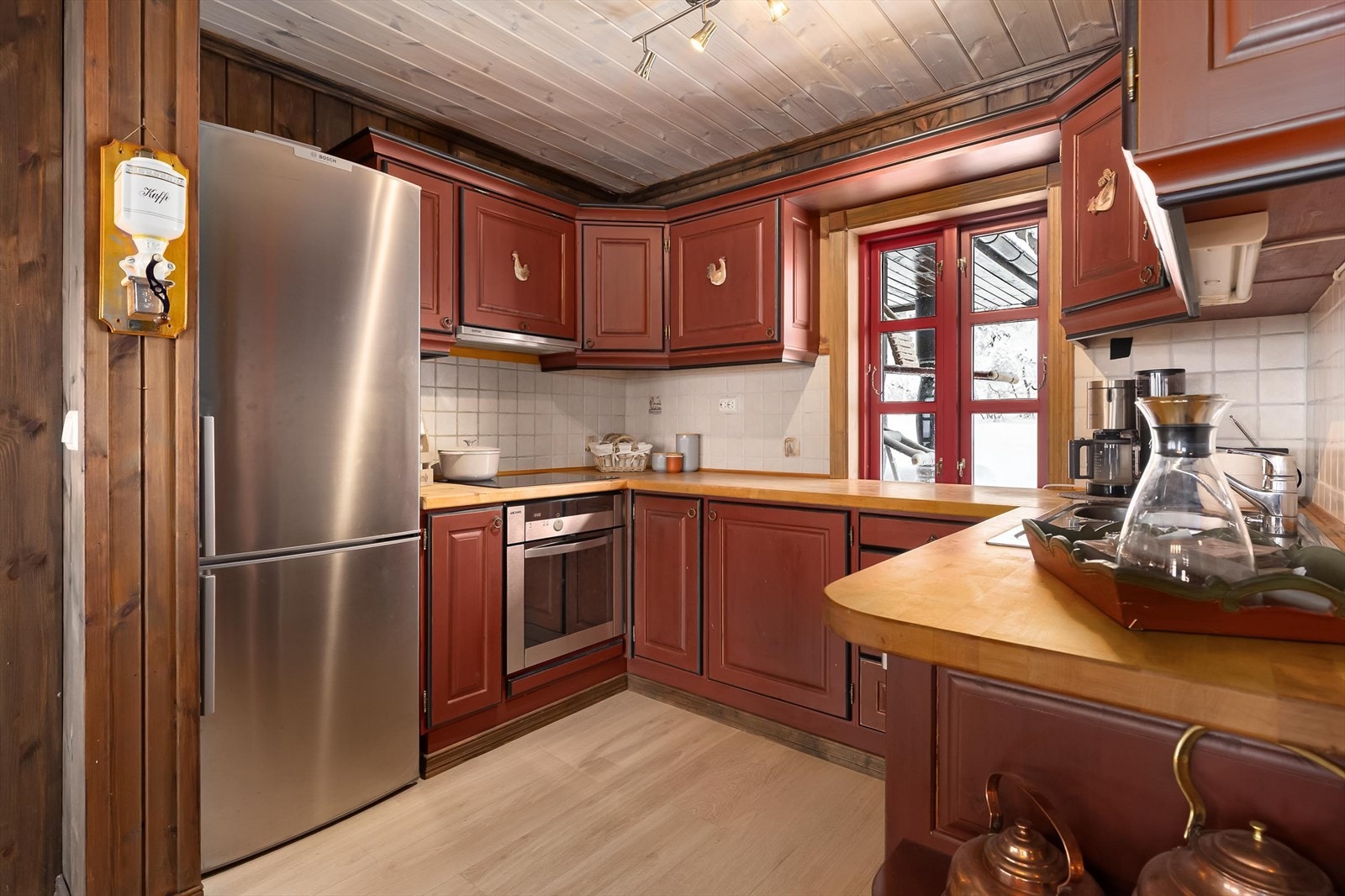 Kjøkkenet har en tidløs hyttestil og ligger i åpen løsning mot spiseplass og stue, som gir god flyt i oppholdsarealene. Galleribilde