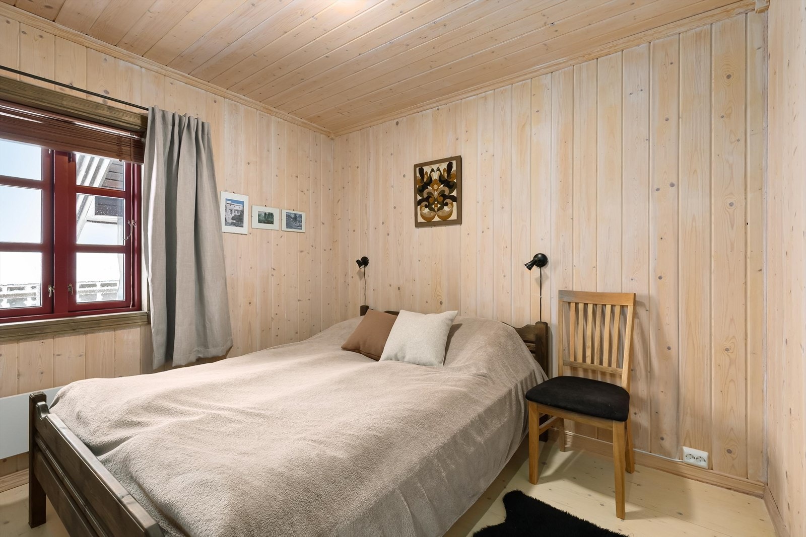 Romslig soverommed god plass til dobbeltseng og en lun, behagelig atmosfære. Galleribilde