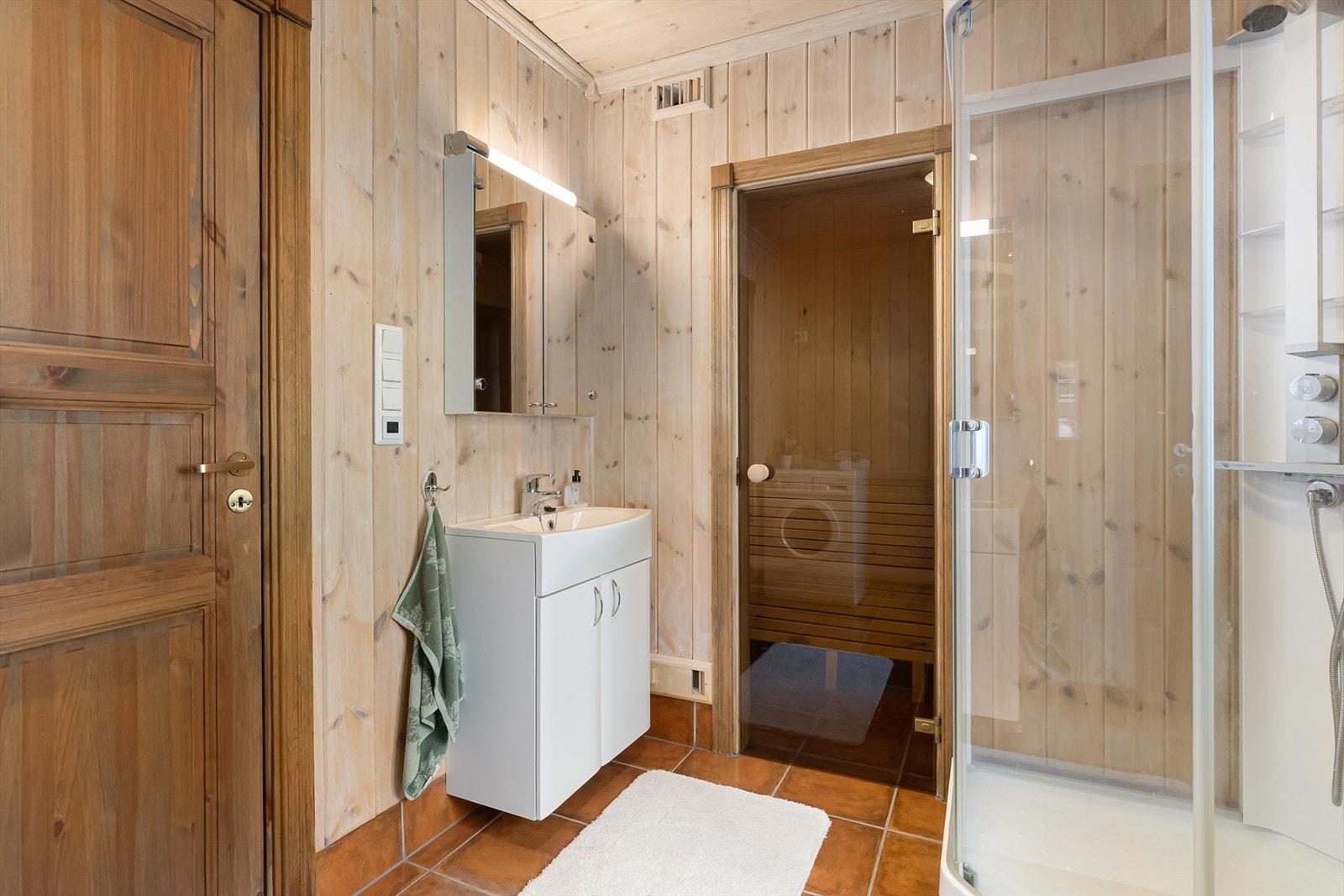 Bad med direkte adkomst til egen badstue - en komfortabel og ettertraktet løsning på hytta. Galleribilde