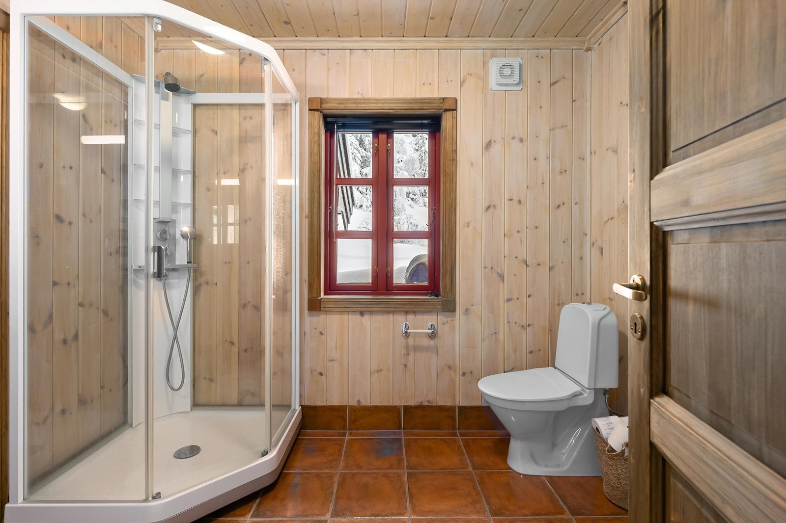 Romslig bad med dusjkabinett, wc og varmekabler i flislagt gulv. Galleribilde