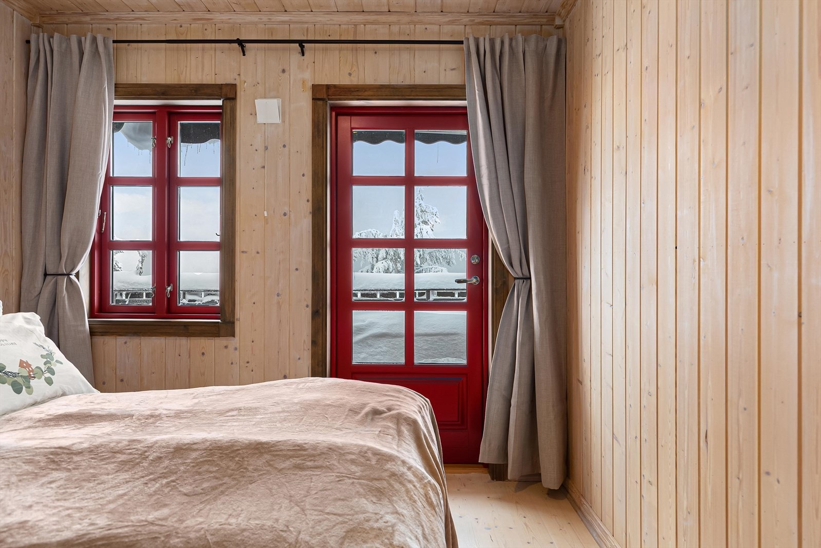 Soverommet har vindu og egen utgang, som gir ekstra lys, luft og en følelse av nærhet til naturen. Galleribilde