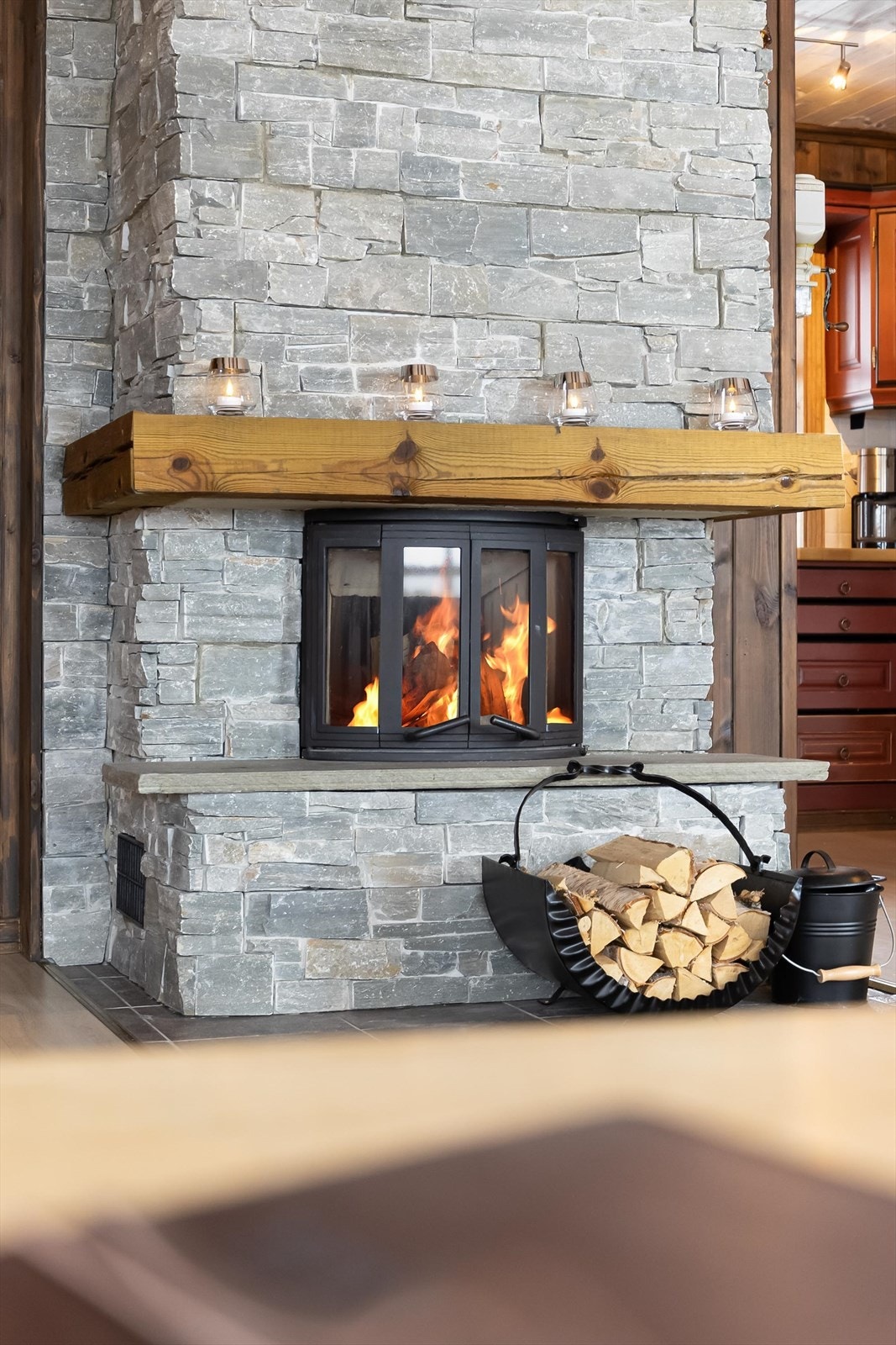 Stemningsfull peis med innsats, forblendet med skifer. Galleribilde