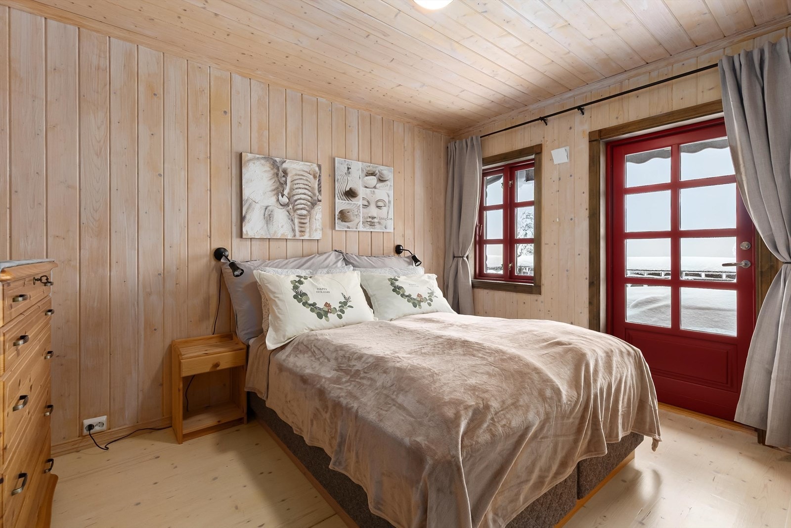 Romslig og lyst soverom med dobbeltseng, heltre overflater og behagelig atmosfære som gir gode rammer for hvile. Galleribilde