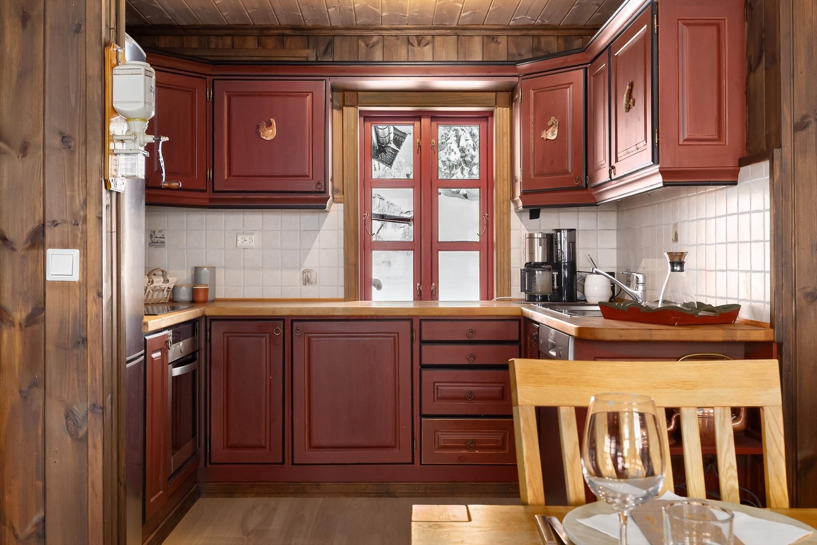 Funksjonelt kjøkken med profilerte fronter og heltre benkeplate. Galleribilde