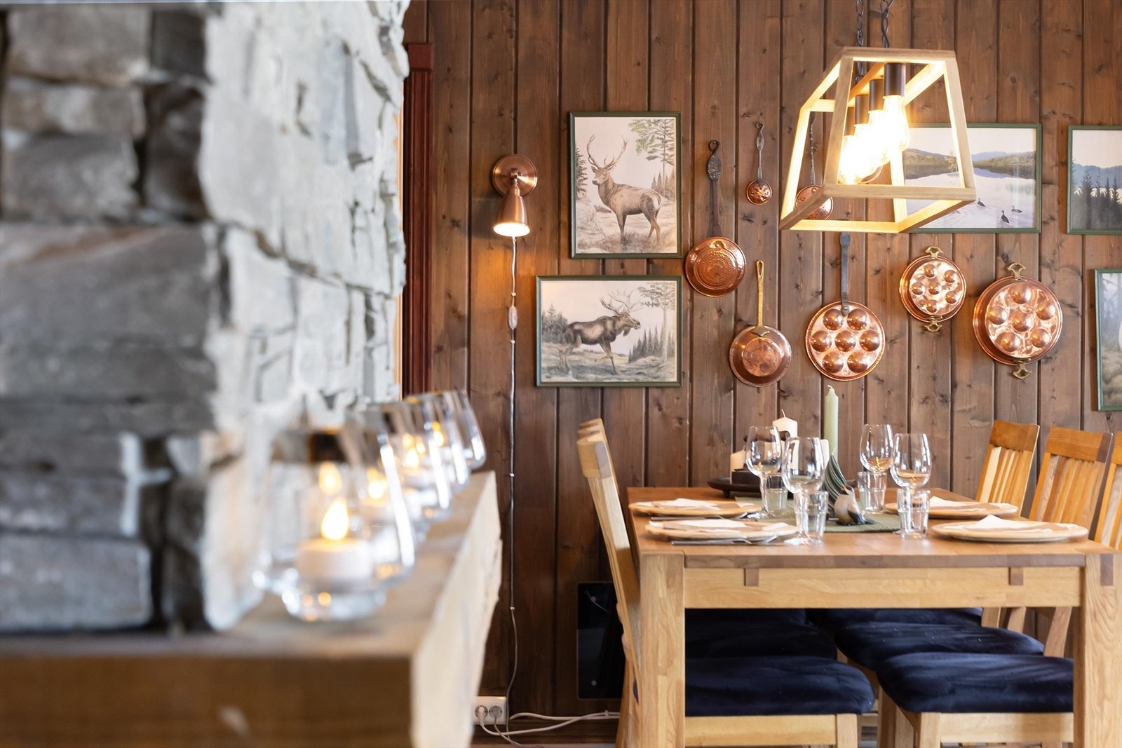 Hyggelig spiseplass med god plass, og peisen like ved. Galleribilde