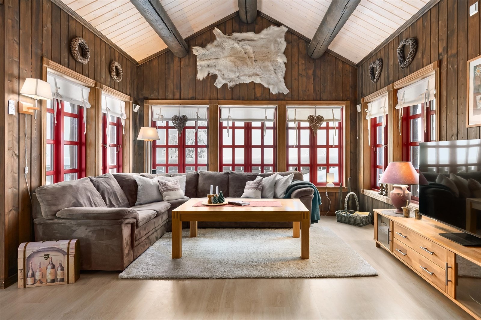 Stuen har en luftig og åpen følelse, med vinduer på flere sider som gir gode lysforhold året rundt. Galleribilde